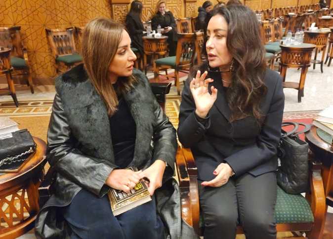 أنغام وكارول سماحة ونبيلة عبيد الأبرز... نجوم الفن يساندون لطيفة في عزاء والدتها بالقاهرة (صور)